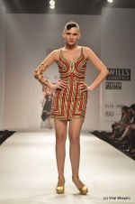 Model walk the ramp for Malini Ramani Show at Wills Lifestyle India Fashion Week 2012 day 4 on 9th Oct 2012 (105).JPG